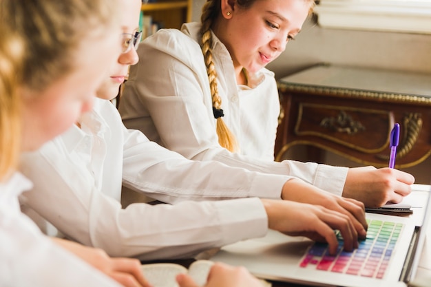 Kinder, die Schulprojekt in der Bibliothek tun