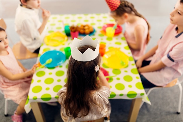 Kinder, die Seitenansicht des Geburtstages feiern