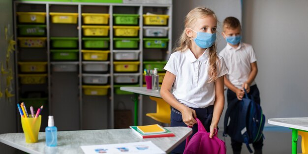 Kinder, die sich darauf vorbereiten, den Unterricht in einer Pandemiezeit zu verlassen
