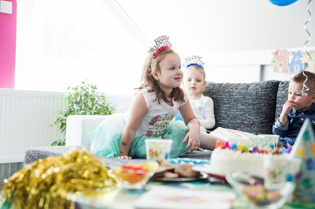 Kostenloses Foto kinder, die spaß auf geburtstagsfeier haben