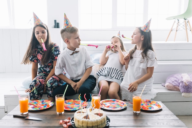 Kostenloses Foto kinder, die spaß auf geburtstagsfeier haben