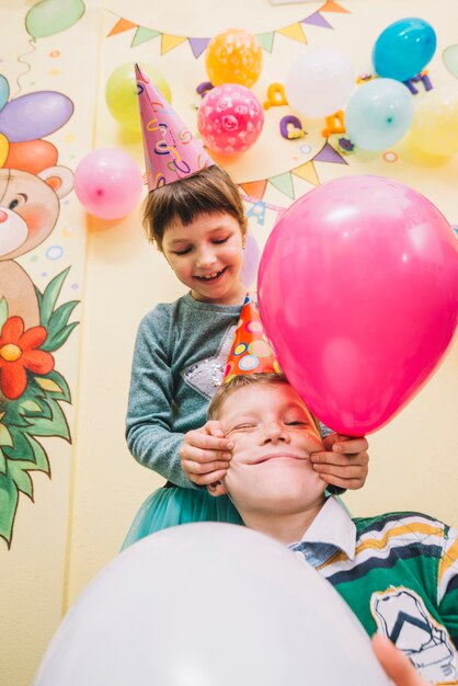 Kinder, die Spaß während der Geburtstagsfeier haben