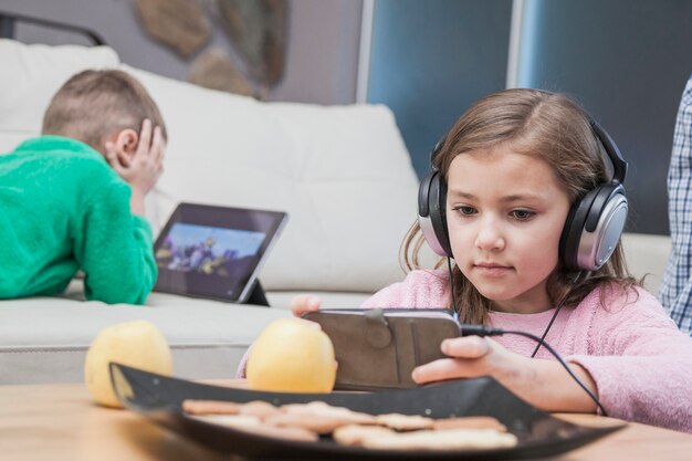 Kinder, die Technologien im Wohnzimmer verwenden