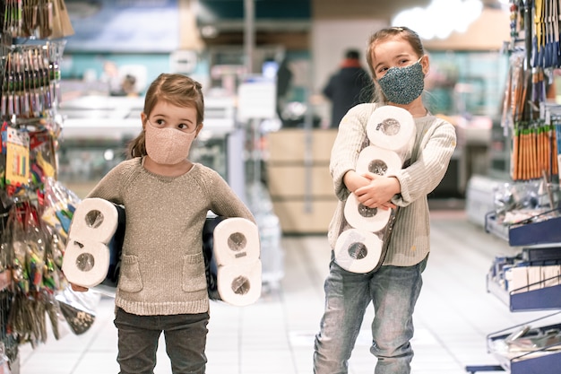 Kostenloses Foto kinder, die während der pandemie im supermarkt einkaufen.