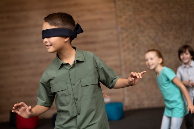 Kostenloses Foto kinder, die zusammen spielen, hautnah