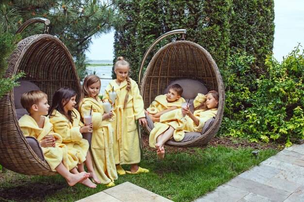 Kinder entspannen im Garten