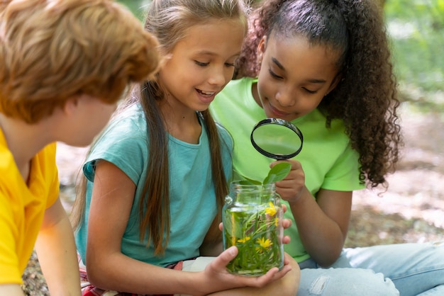 Kostenloses Foto kinder erkunden gemeinsam die natur