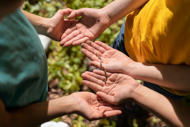 Kinder erkunden gemeinsam die Natur