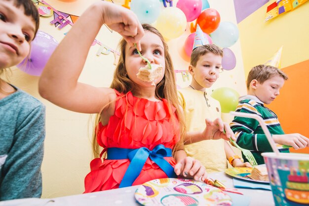 Kinder essen leckeren Geburtstagskuchen