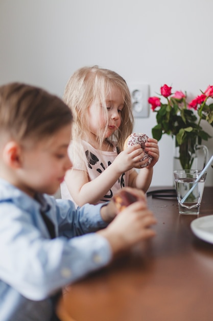 Kinder essen Süßigkeiten