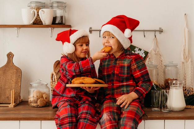 Kinder essen Weihnachtsplätzchen