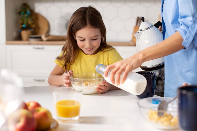 Kinder essen zusammen mit ihrer Familie