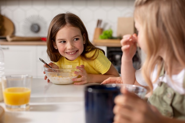 Kinder essen zusammen mit ihrer Familie