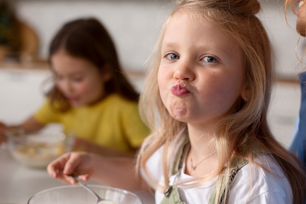 Kinder essen zusammen mit ihrer Familie