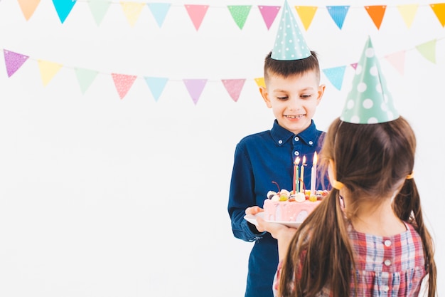 Kinder feiern einen Geburtstag
