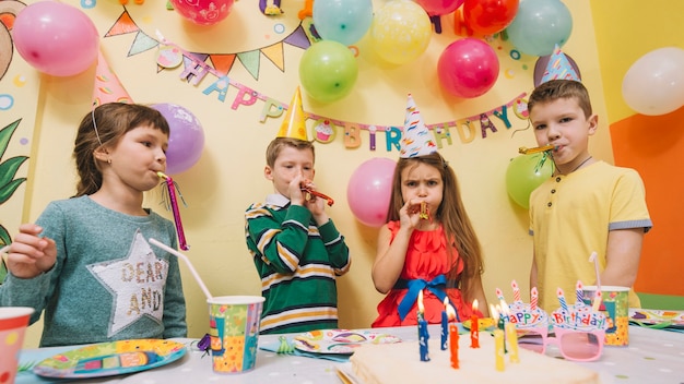 Kinder feiern Geburtstag und Spaß haben