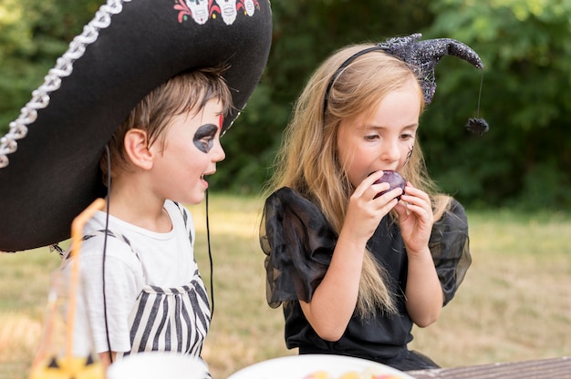 Kostenloses Foto kinder feiern halloween