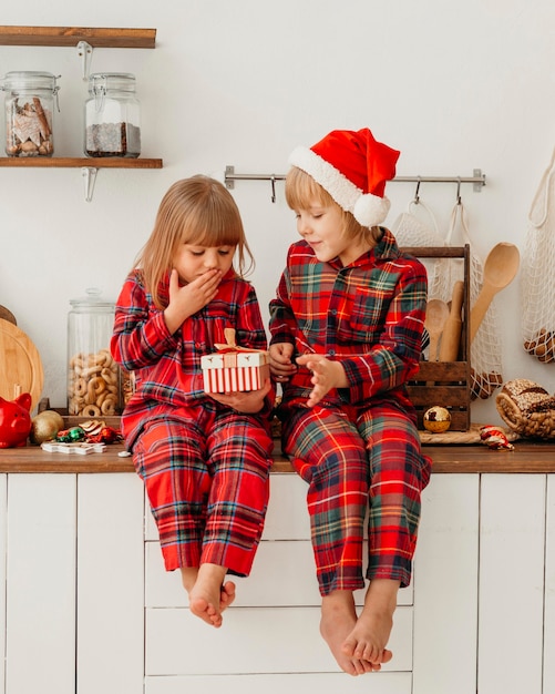 Kinder feiern Weihnachten zusammen