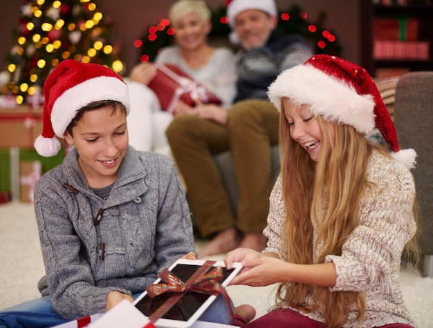 Kinder freuen sich über ihr Weihnachtsgeschenk