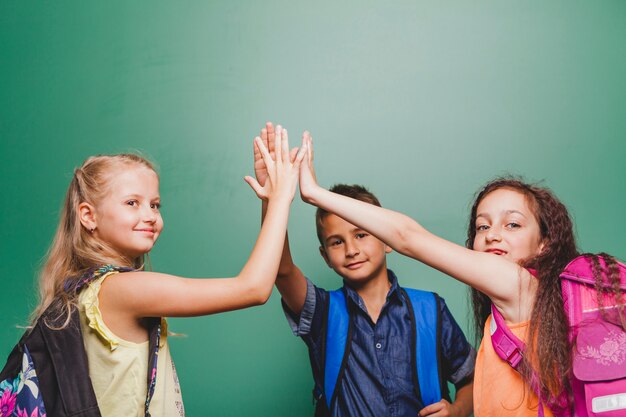 Kinder geben fünf hoch