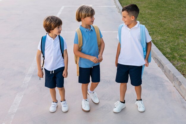 Kinder gehen gemeinsam zurück in die Schule