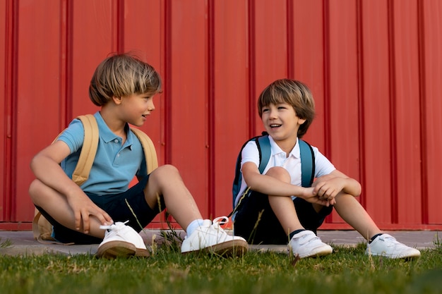 Kinder gehen gemeinsam zurück in die Schule