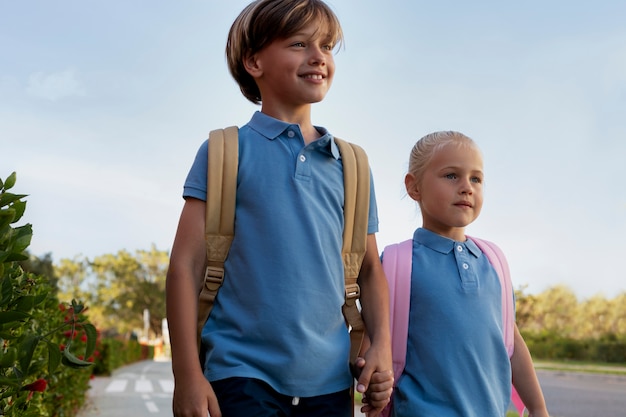 Kinder gehen gemeinsam zurück in die Schule