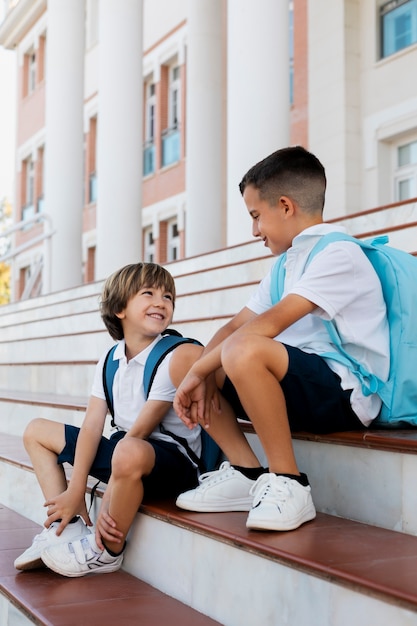 Kinder gehen gemeinsam zurück in die Schule