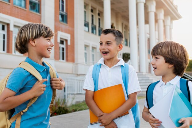 Kinder gehen gemeinsam zurück in die Schule