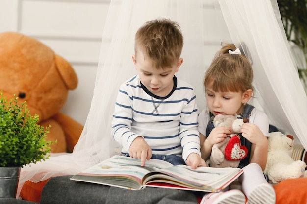 Kinder genießen die gemeinsame Zeit