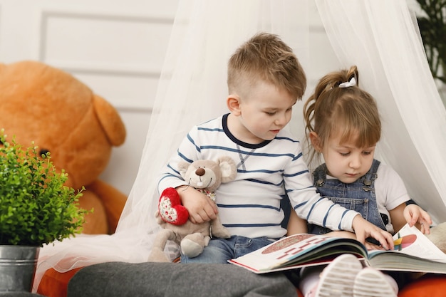 Kinder genießen die gemeinsame Zeit