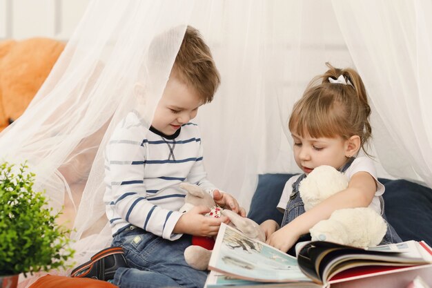 Kinder genießen die gemeinsame Zeit