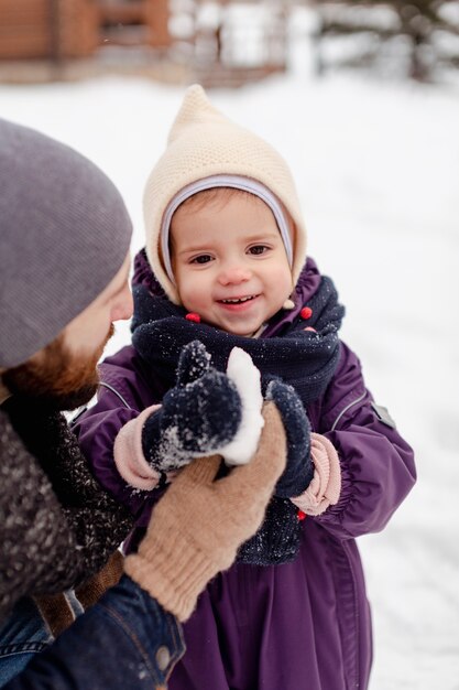 Kinder genießen Winteraktivitäten mit ihrer Familie