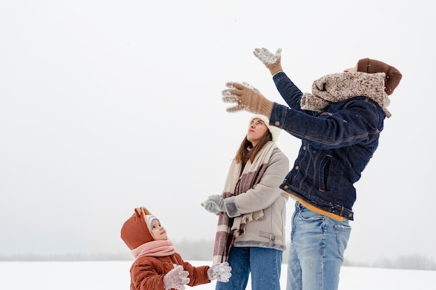 Kinder genießen Winteraktivitäten mit ihrer Familie