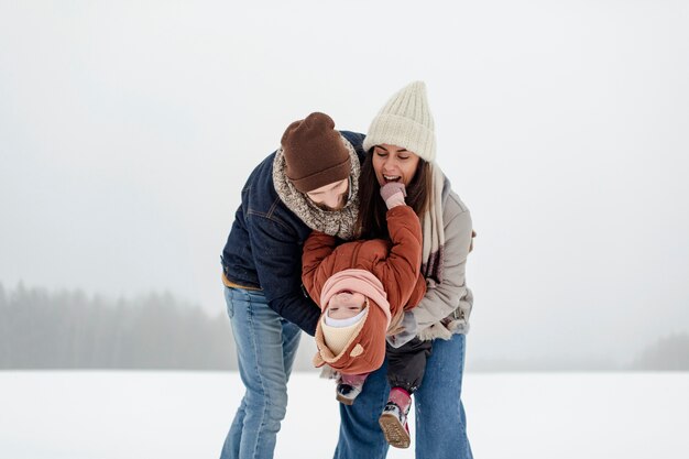 Kinder genießen Winteraktivitäten mit ihrer Familie