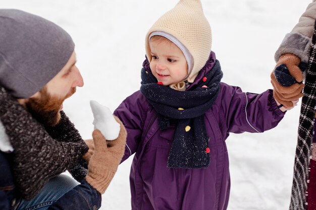 Kinder genießen Winteraktivitäten mit ihrer Familie