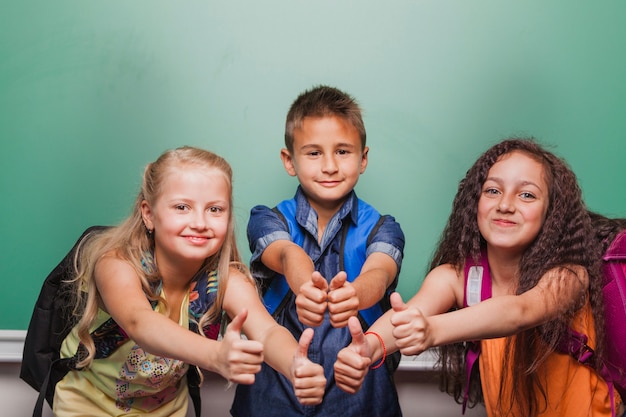 Kostenloses Foto kinder gestikulieren daumen hoch