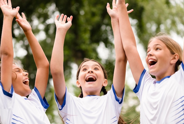 Kinder gewinnen ein Fußballspiel