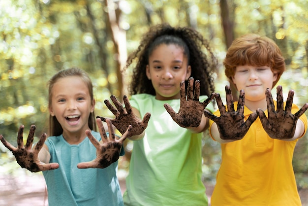 Kostenloses Foto kinder haben sich nach dem pflanzen die hände schmutzig gemacht