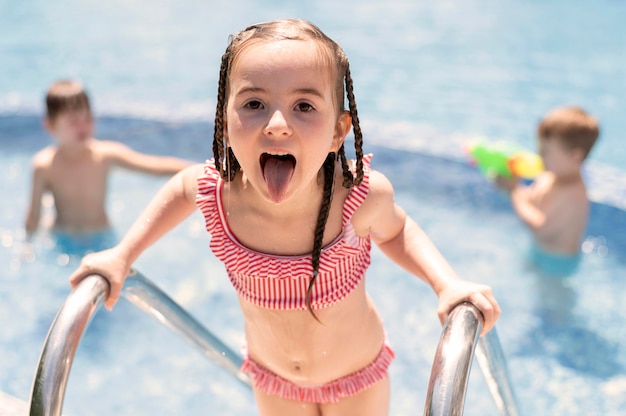 Kinder haben Spaß am Pool