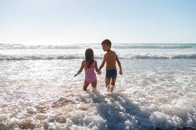 Kinder haben Spaß am Strand