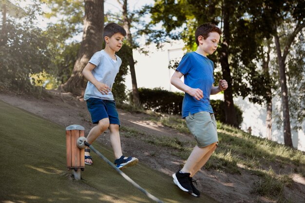 Kinder haben Spaß auf dem Spielplatz