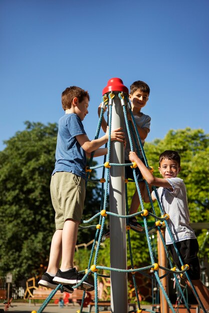 Kinder haben Spaß auf dem Spielplatz