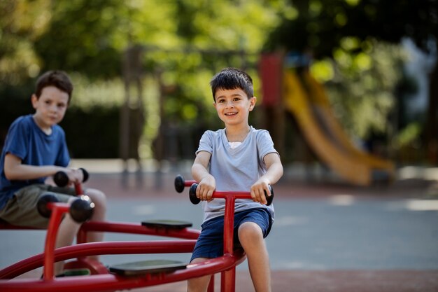 Kinder haben Spaß auf dem Spielplatz