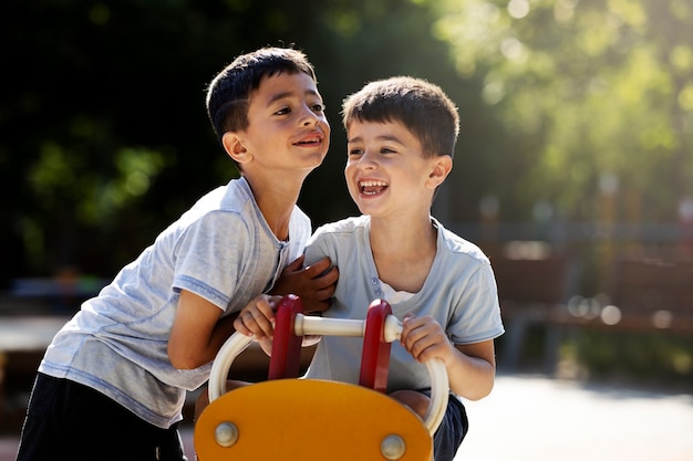 Kinder haben Spaß auf dem Spielplatz