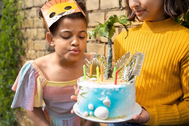 Kinder haben Spaß bei der Dschungelparty