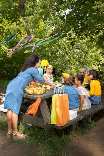 Kinder haben Spaß bei der Dschungelparty