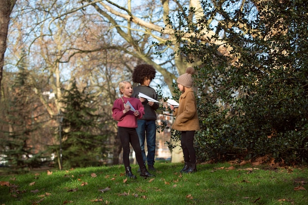 Kinder haben Spaß mit traditionellen Spielen