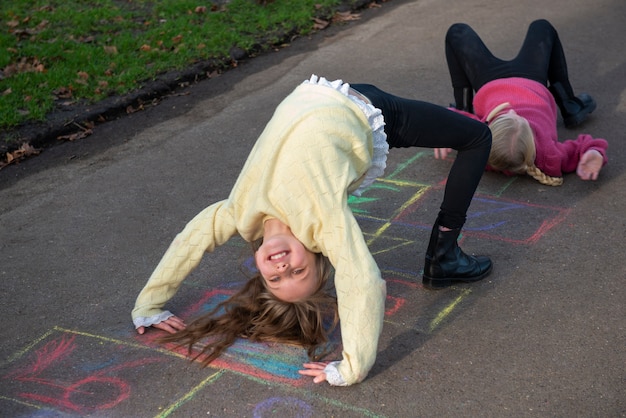 Kinder haben Spaß mit traditionellen Spielen