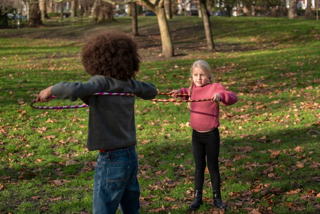 Kinder haben Spaß mit traditionellen Spielen